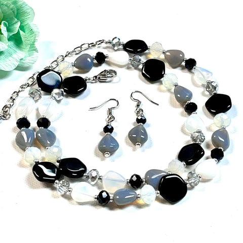 Fashion Black and White Glass Bead Necklace and Earring Set