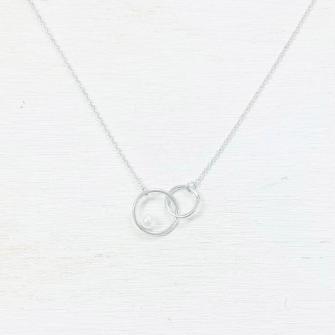 Fashion Silver Tone Interlocking Circles Necklace w/ Pearl