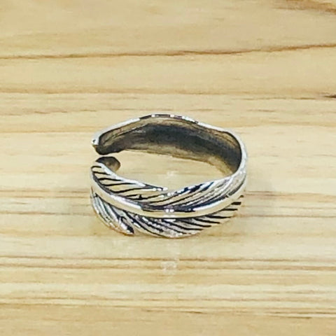 Adjustable feather ring