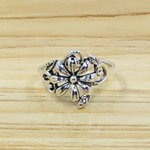 Silver flower ring- size 7